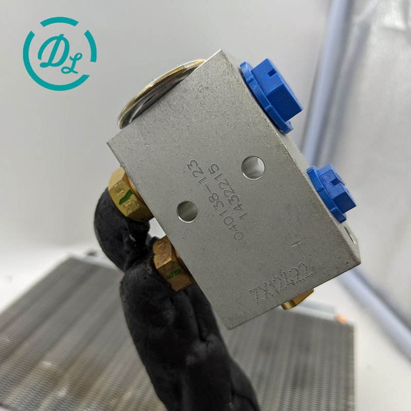 EexcavaStart T40180 Camera di evaporazione dell'escavatore OEM 7031403 con valvola di espansione 1